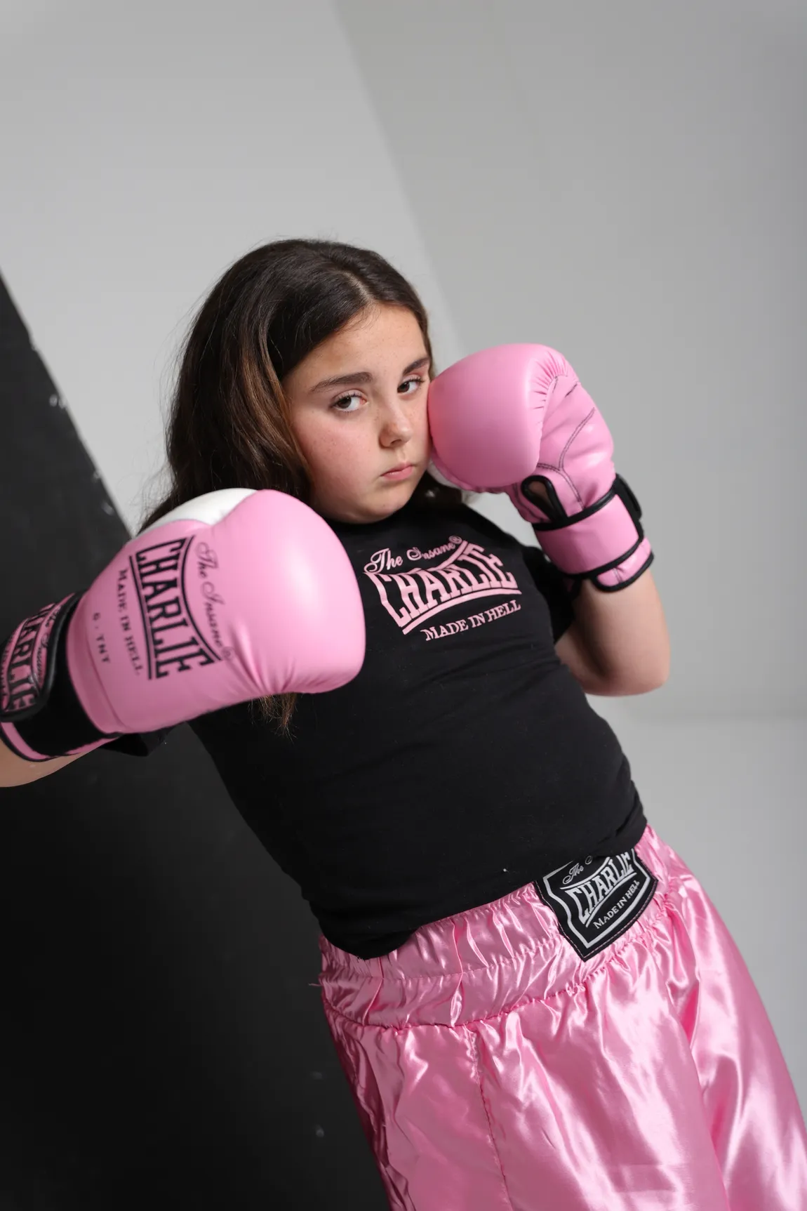 Sofía González Soria en guardia, con los guantes de boxeo junto al rostro, mirando a cámara.